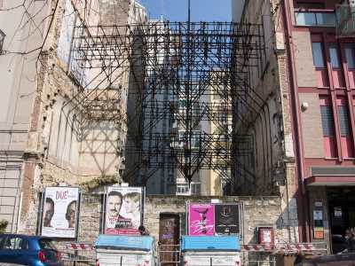 �E� da 40 anni che c�� quel �buco� tra i palazzi. Ogni tanto il Comune mette delle transenne, aggiunge  dei puntelli, ma la situazione rimane sempre la stessa�, denuncia Lorenzo Scarcelli, presidente del �Comitato piazza Umberto�